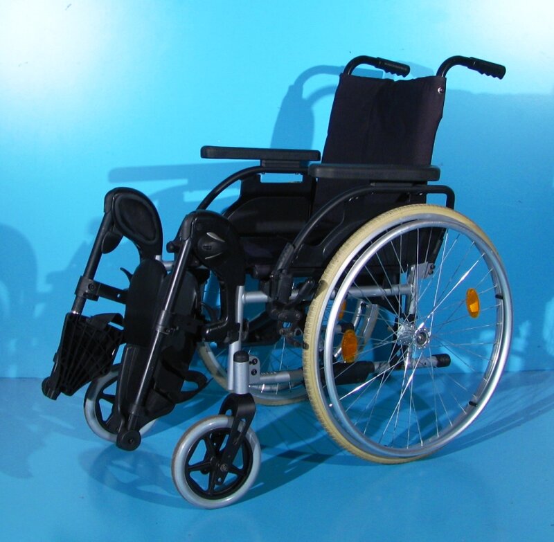 Scaun cu rotile Breezy - latime sezut 40 cm