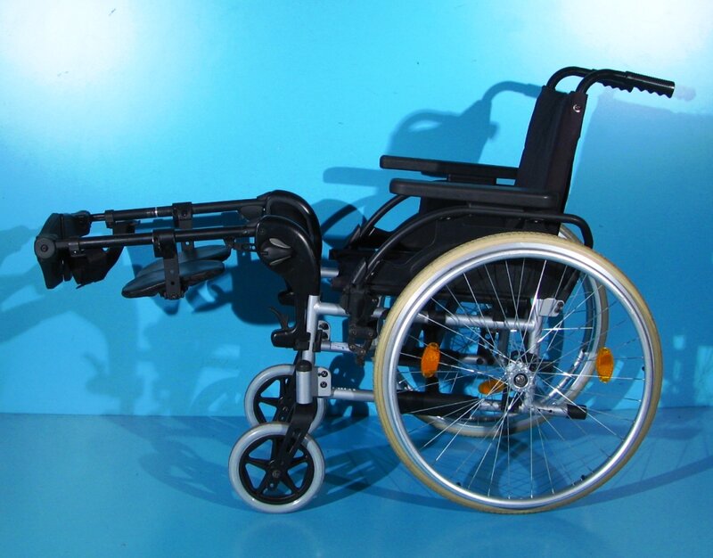 Scaun cu rotile Breezy - latime sezut 40 cm