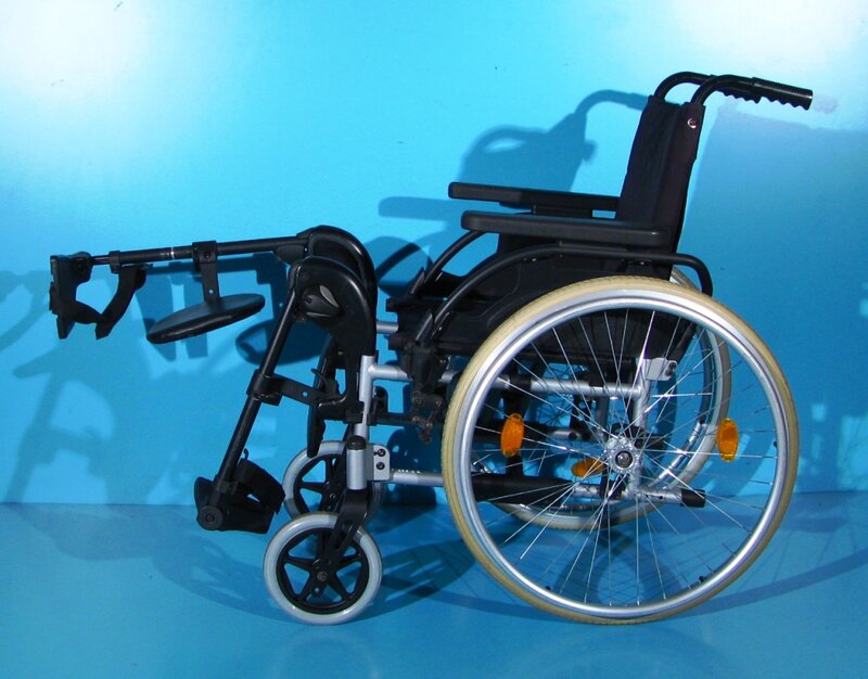 Scaun cu rotile Breezy - latime sezut 40 cm