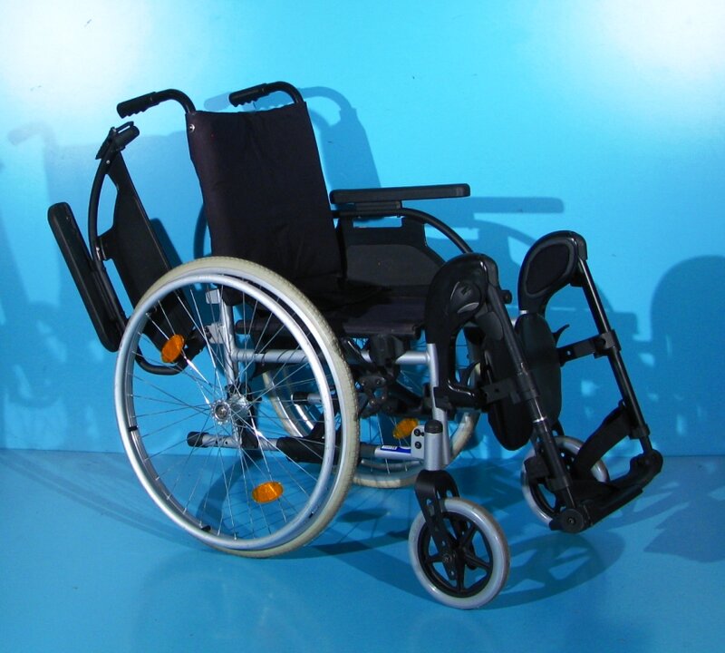 Scaun cu rotile Breezy - latime sezut 40 cm